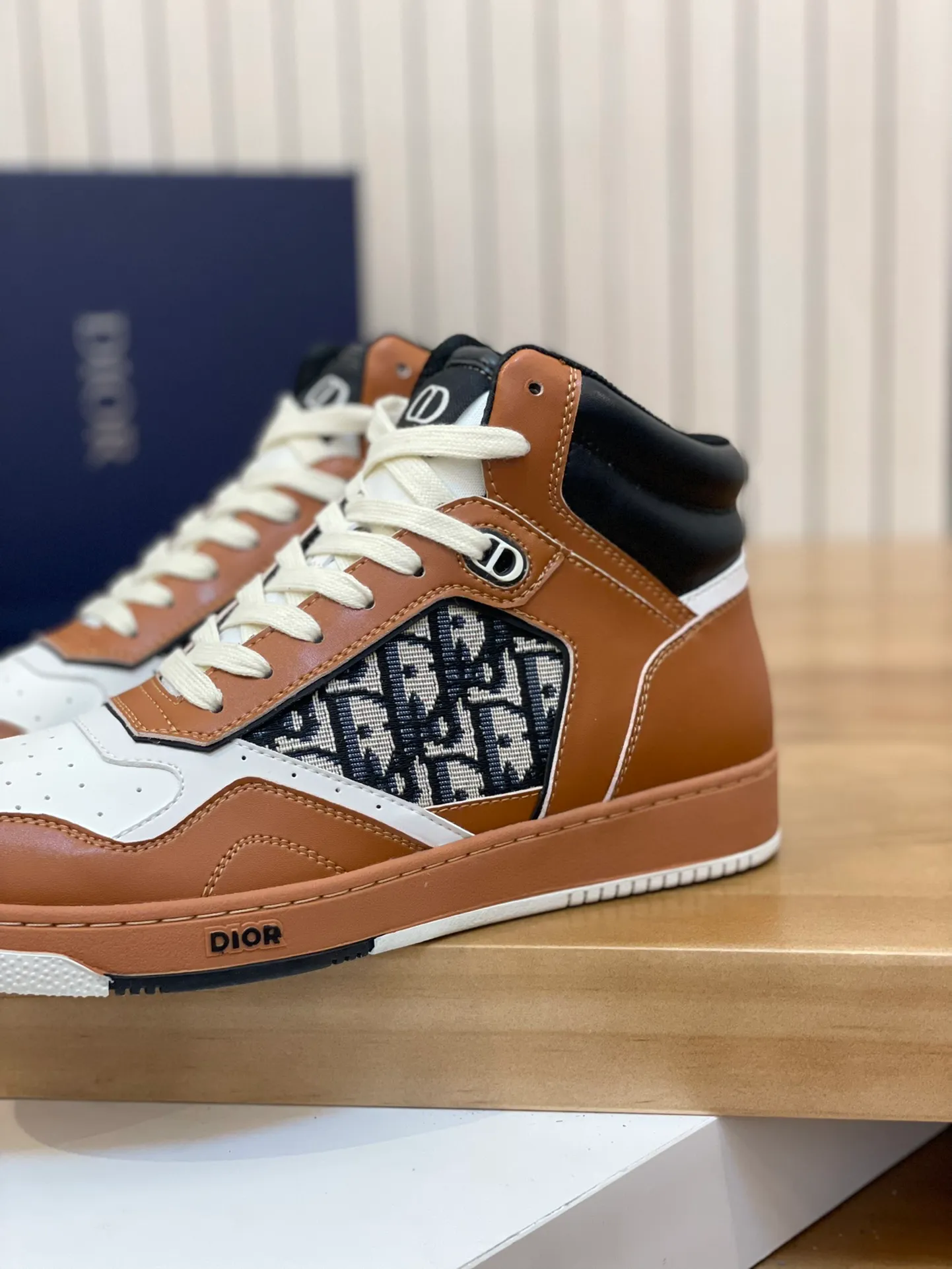 Men's shoes: 💰P460¥ Product trademark: Dior* "Dior*" high-top casual shoes Regular size: 38-44 (can be customized to 45.46) Product materials: Upper imported cowhide stitched with original fabric, breathable lining, original outsole. Number: 1006